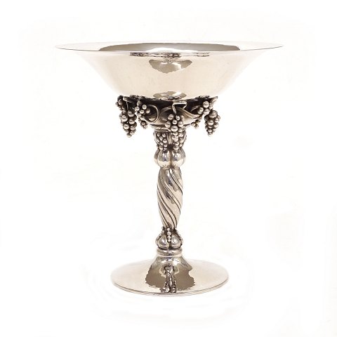 A Georg Jensen Sterlingsilver grape tazza. #263. 
Circa 1925-30. H: 18,7cm. W: 538gr