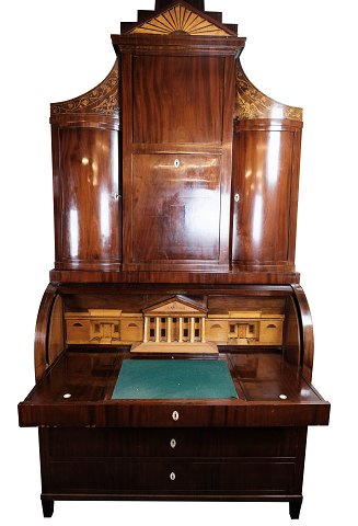 Großer Empire-Schreibtisch aus poliertem Mahagoni mit eingelegten Holzarbeiten und geschnitzten Dekorationen, aus den 1840er Jahren.5000 m² Ausstellungsfläche.