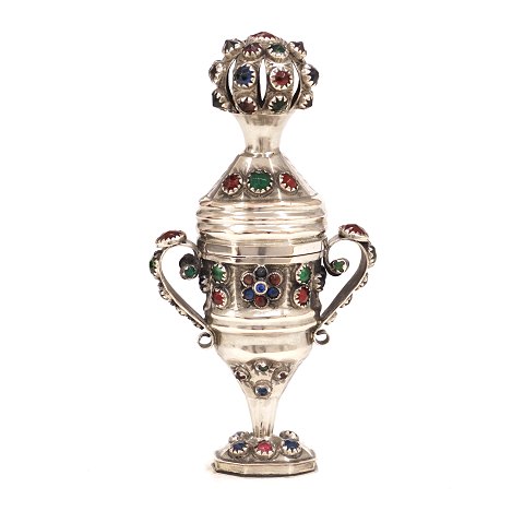 Riechdose aus teilweise vergoldetem Silber. Reimer 
Diedrich Dethlefsen, Sonderburg, 1819-36. 85 
Glassteinen. H: 13,1cm. G: 82gr