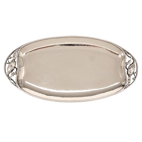 Georg Jensen Magnolia Brottablett aus 
Sterlingssilber. Gestempelt Georg Jensen. L: 34c. 
B: 17cm