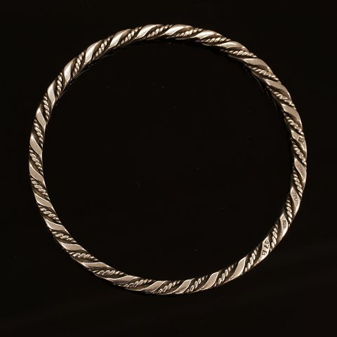 Georg Jensen armring i snoet sterlingsølv. #17B. 
Diameter indv.  6,6cm. B: 0,4cm