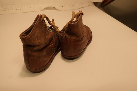 Schuhe für die Kindern
Alte aus Leder gemacht, Grösse 20
Besohlt, wie man es damals gemacht hat
Zustand als nach Alters