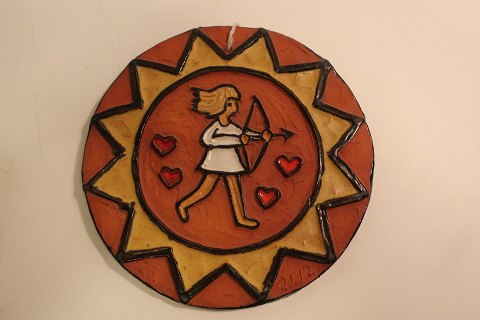 Relief, Sternzeichen, Keramik von Hildegon, die berühmte Keramikerin aus Als in 
Südjütland
Die Keramik der Hildegon ist sehr begehrt besonders für viele Sammler