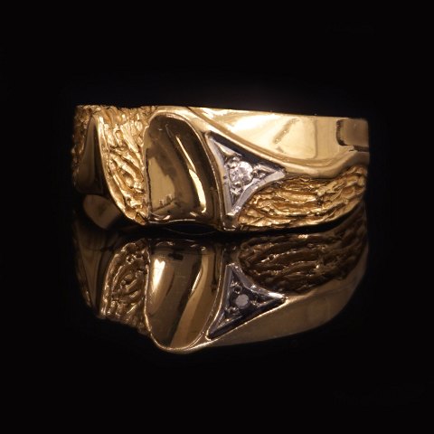 Lapponia 18kt gold ring with a diamond of 0,02ct. 
Ringsize 64