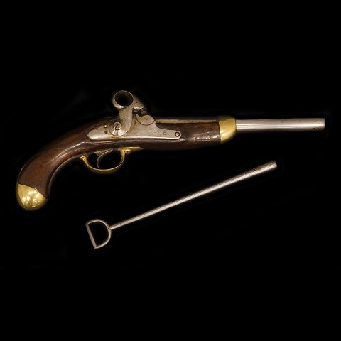 Dansk ringhane pistol Model 1848. Liège model. Lås 
stemplet med kronet M. Pibe stemplet "4 DR. EX. 
17" og kronet M. L: 45cm