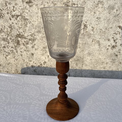 Deutsches Glas mit Gravuren auf späterem Holzsockel
* 450 DKK