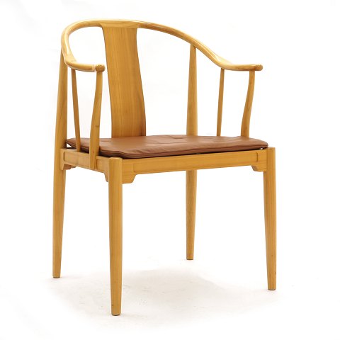 Kinastolen af Hans J. Wegner i lyst kirsebærtræ 
med ny cognacfarvet læderhynde. Formgivet af Hans 
J. Wegner 1944. Fremstillet af Fritz Hansen 
begyndelsen af 1980erne. 4 stk på lager. Kan 
anvendes som sæt