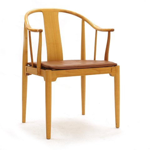 China Chair by Hans J.  Wegner, cherry and brown 
leather. Designed 1944. Manufactured by Fritz 
Hansen, Denmark, 1980s. H: 82cm. H s: 45cm