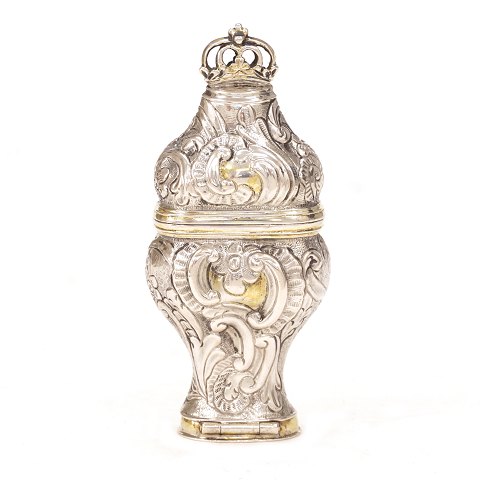 Hovedvandsæg i sølv. Rokoko hovedvandsæg i delvist 
forgyldt sølv. Jacob Johansen, Løgumkloster, 
1745-88. H: 8,2cm. V: 42gr