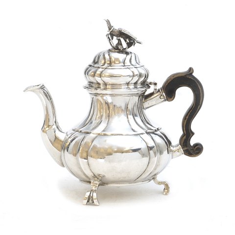 Small Baroque silver pot by Christopher Jonsen, 
Copenhagen, dated 1750. H: 16,5cm. W: 350gr