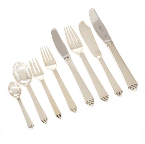Georg Jensen Pyramide Silbersteck. Harald Nielsen 
for Georg Jensen. sterling Silberbesteck für 12 
Personen. 101 Teile insgesamt