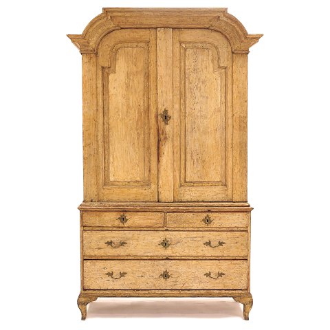 Rokoko skab skrabet til dets originale farver. 
Sandsynligvis Stockholmsarbejde. Sverige ca. år 
1760. H: 209cm. B: 119cm. D: 44cm