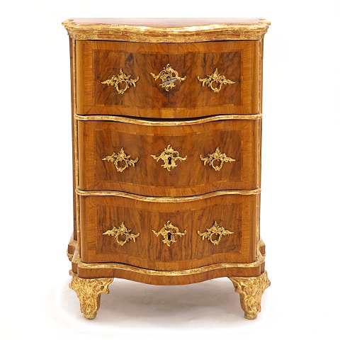 Ortmann Kommode, Nussbaum mit Vergoldungen. Im 
Stil von Mathias Ortmann, Kopenhagen, um 1750. H: 
84cm. B: 61cm. T: 46cm