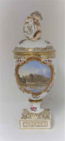 Königliches Kopenhagen. Porzellan-Eiervase mit Putten. Motiv: Botanischer 
Garten. Höhe 27 cm. Produziert 1894-1900. (1 Wahl)