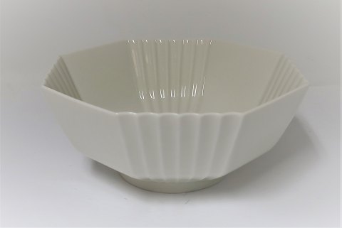 Königliches Kopenhagen. Schale aus Blanc de Chine. Modell 3419. Höhe 7,5 cm. 
Breite 17,5 cm (1 Wahl)