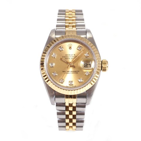 Rolex Oyster Perpetual Datejust G/S ref. 69173. D: 
26mm. Champagnefarvet skive m timemarkører i form 
af diamanter. Leveres med boks og certifikat. 
Årgang 1996. Leveres nyserviceret