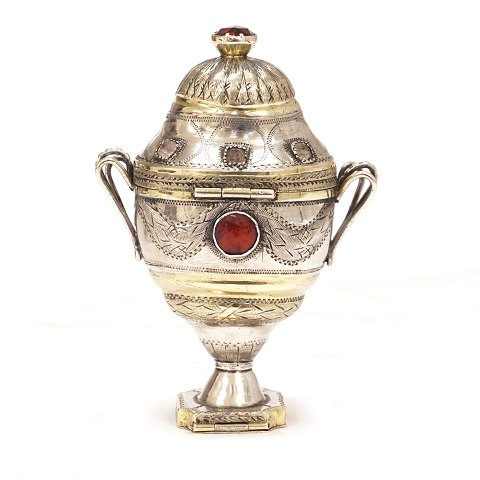Partly gilt silver vinaigrette. Martin Hinrich 
Petersen, Haderslev, 1792-1809. H: 9,2cm. W: 
50,3gr