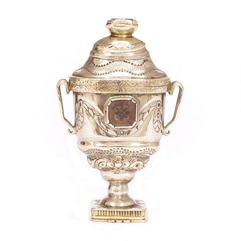 Hovedvandsæg i delvist forgyldt sølv prydet med 
flusser. Mester A. Maler, Skærbæk, 1797-1829. H: 
8,3cm