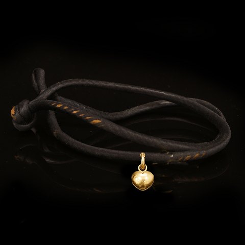 Ole Lynggaard Lederarmband mit Herzhänger aus 18kt 
Gold. L: 35cm. Hänger: 2x1,2cm