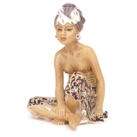 Dahl Jensen figur 1136 "Pige fra Bali". 1. 
sortering. H: 20cm