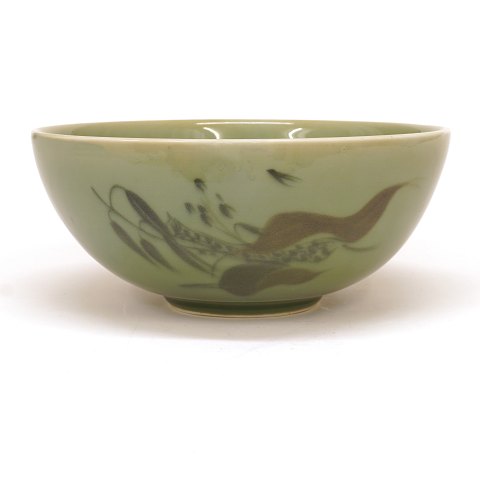 Thorkild Olsen keramik skål. Thorkild Olsen,  for 
Royal Copenhagen. Skål med celadon glasur. 
Signeret med monogram. Dateret 20.08.48. H: 10cm. 
D: 23cm