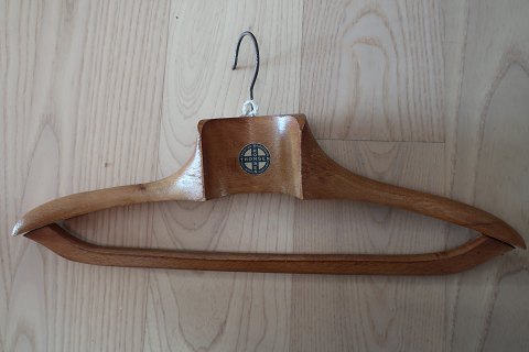 Kleiderbügel aus Holz
Sehr dekorative und gut zu benützen
Tekst: Christian Thomsen Barnevogne, Børste & Kurvevarer - Trævarer og Maatter
