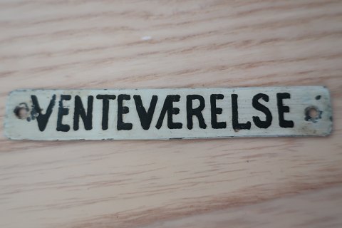 Ein kleines Schild aus Emaille gemacht
Tekst: Venteværelse (Wartezimmer)
Das Schild ist klein
In gutem Zustand