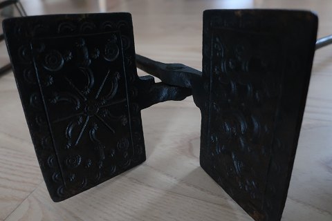 Antik Waffeleisen mit Waffelmuster
Mit sehr schönes Muster
Aus Eisen gemacht
Um Anfang 1800 Jahren
L: um 68cm