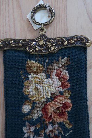 Ein Klingelzug
Echt Handarbeit mit petit point (ganz kleine Kreuzstich)
Bemerken Sie bitte die schöne Hängevorrichtung
L: 118
B: 15cm