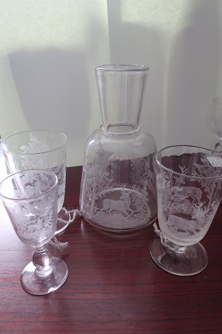 Eine Karaffe für das Wasser und 3 Gläser mit Motiv von einem Hirsch
2 Grogg/Toddy-Glässer und Glas f¨r Weisswein
Bemerken Sie bitte: 1 Weissweinglas ist mit einem Fehler
Wernutlich Kastrup Glasværk (Glaswerk) in Dänemark