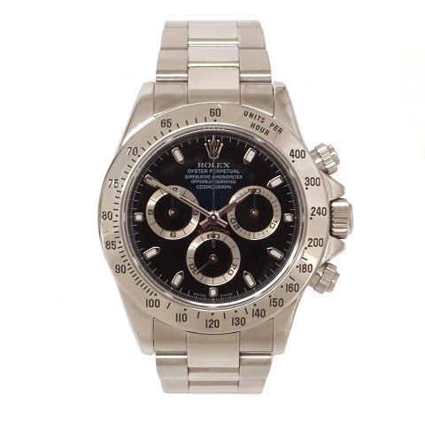 Rolex Daytona ref. 116520 årgang 2003. Fuldt dansk 
sæt bl.a. indeholdende certifikat, boks og 
original købskvittering fra A. M. Berg, Odense 
dateret 12.12.03. Leveres i flot stand og 
nyserviceret. D: 40mm