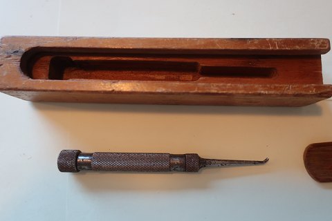 Werkzeug mit einem "Stempel" inwendig
Aus Metal
In einer schönen Kiste für die Aufbewarung