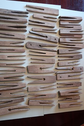 Alte dänische handgeschnittene Wäscheklarmmern aus Holz