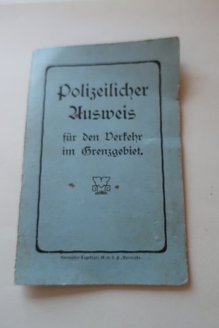 Für Samler:
Identifikations-Dokument
"Polizeilicher Ausweis für den Verkehr im Grenzgebiet"
Um 1800-tallet - Der Besitzer war am 28. December 1859 geboren