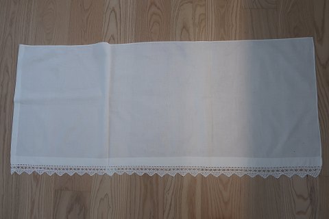 Eine alte kommodestück
Schönes altes Stück mit weisser Stickerei - handgemacht
Wurde in alten Tagen hinten Kommoden oder Servanten benützt aber wird jetzt 
gern als ein schöner Vorhang benutützt
51cm x 115cm