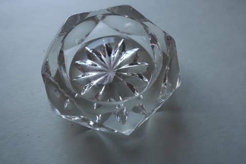 Ein altes Salznäpfchen / Salzfass aus Glas gemacht
L: um 4,5cm
In gutem Zustand