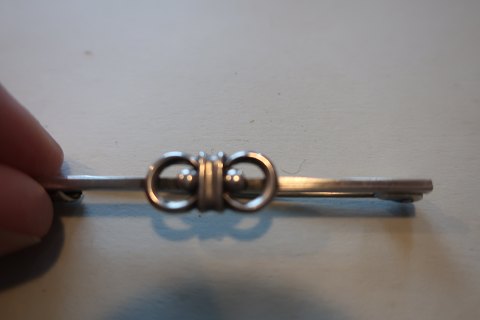 Eine alte Brosch aus Silber - ist auch möglich als Schlipsnadel nenützt werden
Stempel: 830
L: 5cm
In gutem Zustand