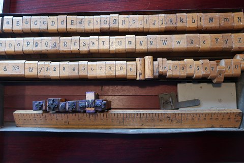 Alte Set von Simplex mit Buchstaben u.a. aus Holz
In originaler Kiste aus Metal
In gutem Zustand