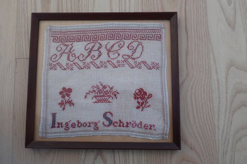 Ein altes Namentuch, handbrodiert, im originalen Rahmen
Das Mass des Rahmens: 30cm x 28cm
Wir haben eine gute Auswahl von Namentücher
Kontakten Sie uns bitte für weitere Information