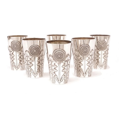 Satz von sechs Silber Cocktailbechern mit 
Löwenzahn-Musster wahrsch. von N. G. Henriksen, 
Kopenhagen. Heregstellt 1903. H: 10,5cm. G: 614gr 
(6 Stück)