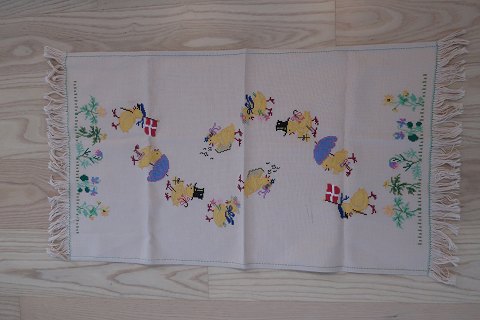 Eine schöne alte Tischtuch in das Ostern/Frühling
Kreuzstich Stichrei das handgemact ist
Bringt die Frühling ins Haus
65cm x 40cm (ohne Fransen)
In gutem stande