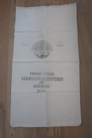 Altes Sacksæk aus Dänemark
Tekst: "Statskontrolleret Vitaminiseret - Primol - Piller - 
Somælkstilskudsfoder til smågrise - 25 kg"
96cm x 53cm
In gutem Stande
Wir haben eine gute Auswahl von Säcke, sowohl mit als  ohne verschiedene Tekste