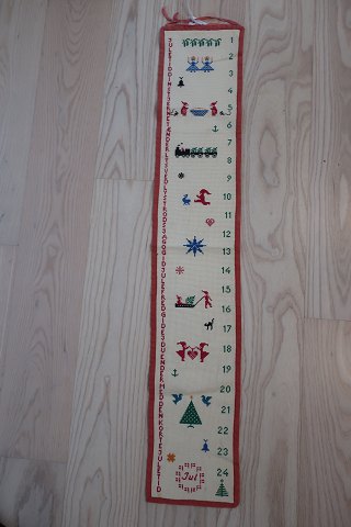 Weinachtskalender
Schön, alter, handgestickter Weihnachtskalender mit Ringen für um die Päckchen 
hangen zu können
Schöne Handarbeit
H: 90cm, B: 16cm
In gutem Zustand
Das antikke dänishe Leinen und Barchent ist unser Sondergebiet wir haben immer 
eine