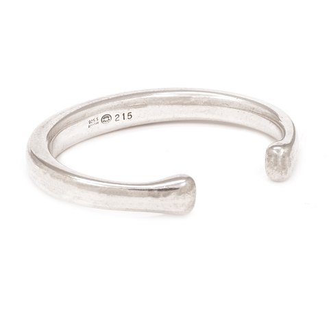 Georg Jensen Armring i stelringsølv. Stemplet 
Georg Jensen 215. Mål indv: 6,2x5cm