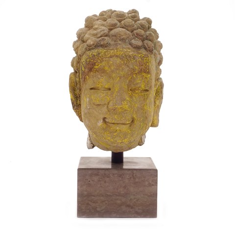 Chinesische Buddhastatue montiert auf einem Sockel 
aus Granit. H: 44cm