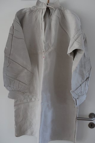 Frauenhemd / Kleid aus gutem FlachsMit langen ärmenEin antikes handgenähtes Frauenhemd/Frauenkleid mit hand gestickten Knoöfler und handgestickten Initialien und das Flachs ist auf den Schültern verstärktDas Kleid hat Keilstücken unter den Armen