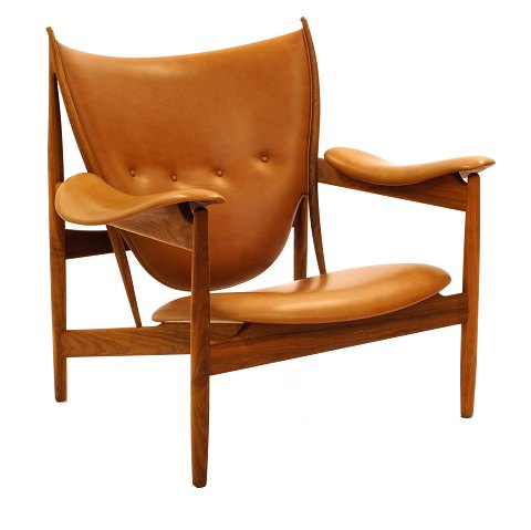 Finn Juhl Høvdingestol. Finn Juhl, 1912-89, 
Høvdingstol i valnød med cognacfarvet læder. 
Designet 1949. Fremstillet af OneCollection. 
Fremstår i flot stand