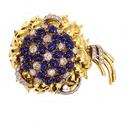 Italienische Brosche aus 18kt Gold mit ca. 7,75ct 
Diamanten und 27,7ct Saphiren. Rom um 1950-60. 
Masse: 83x59mm. G: 78gr