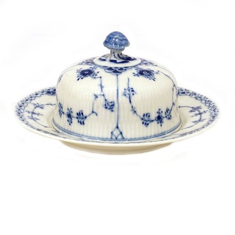 Royal Copenhagen blue fluted half lace butter dish 
502. 1. quality. H: 9,5cm. D: 17cm