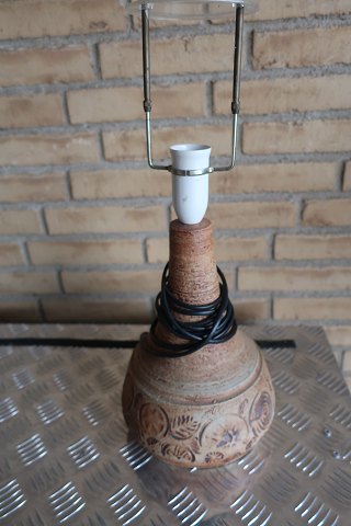 Retro Tischlampe, keramik - schön dekoriert 
Marke: Unbekannt
Selten
H: 34cm inkl. Halter für das Schirm
Die Preis ist inkl. das Halter
In gutem Stande